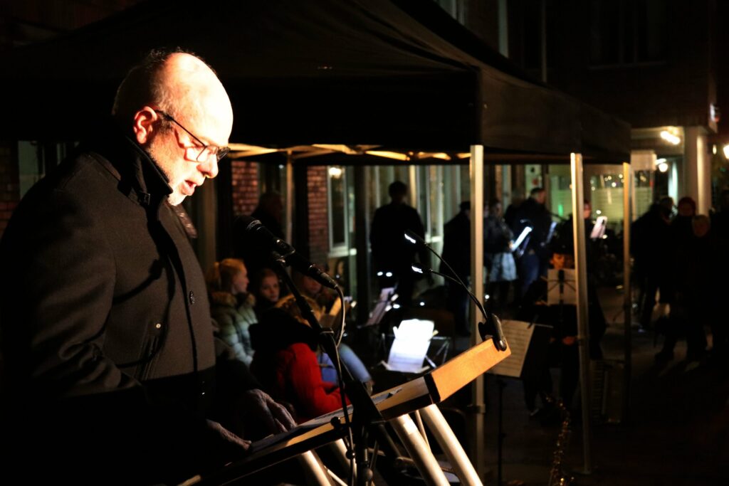 Mehr als 300 Menschen nahmen im vergangenen Jahr an der Gedenkveranstaltung zum Jahrestag der Novemberpogrome teil. Foto: Marco Köttker / Stadt Papenburg