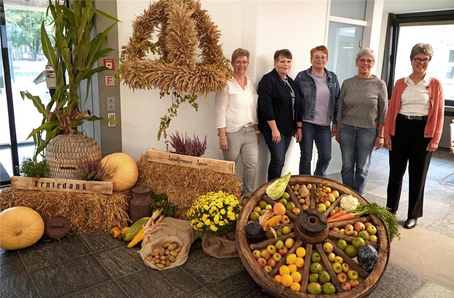 Landfrauen des Ortsvereins Laar übergaben verschiedene Erntegaben an Kreisrätin Gunda Gülker-Alsmeier (rechts). Foto: Landkreis Grafschaft Bentheim.