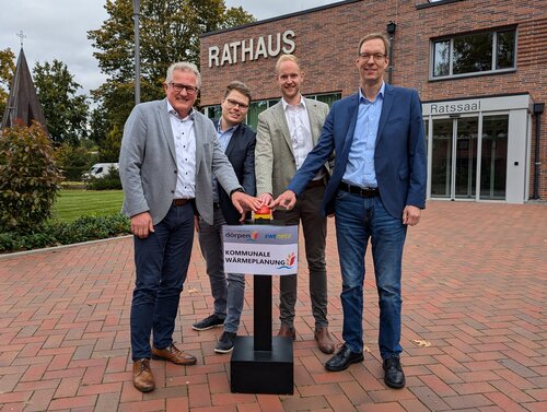 Kommunalberater Gerd Niemann (von links), Projektleiter Julian Binczyk, Klimaschutzmanager Alexander Herbers und Samtgemeindebürgermeister Hermann Wocken gaben den Startschuss für die kommunale Wärmeplanung in der Samtgemeinde Dörpen. (Foto: Daniel Mäß)