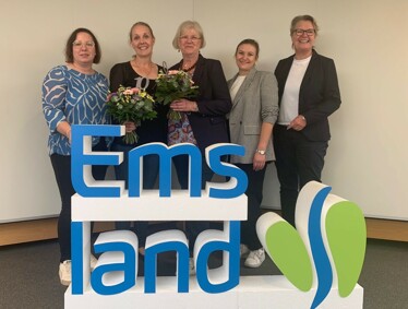 Die Organisatorinnen und Netzwerkverantwortlichen des Jubiläumstreffens (v. l.): Marion Möller, Cornelia Berends, Roswitha Winkeler, Dina Obodova und Helga Block. (Foto: Landkreis Emsland)