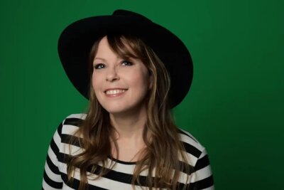 Katie Freudenschuss live in Freren: Kabarett, Musik und große Fragen