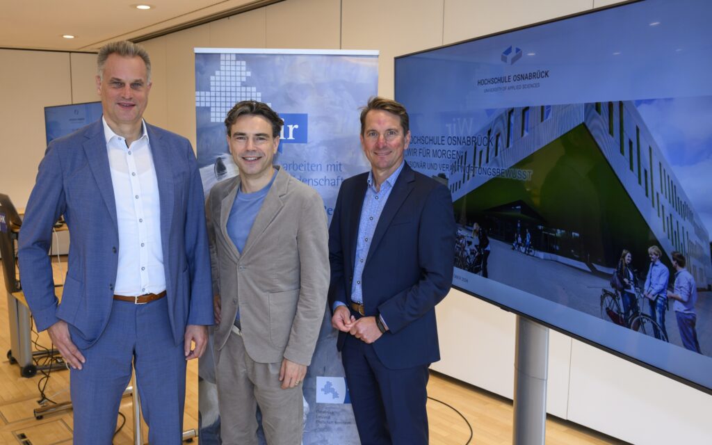 Bildunterschrift (von links): Der neue Hochschulpräsident Prof. Dr. Alexander Schmehmann stellte im IHK-Mittagsgespräch seine Vision für die künftige Kooperation von Hochschule und regionalen Unternehmen im Dialog mit IHK-Vizepräsident Mark Rauschen und IHK-Hauptgeschäftsführer Marco Graf vor (Bildquelle: IHK/Hermann Pentermann).