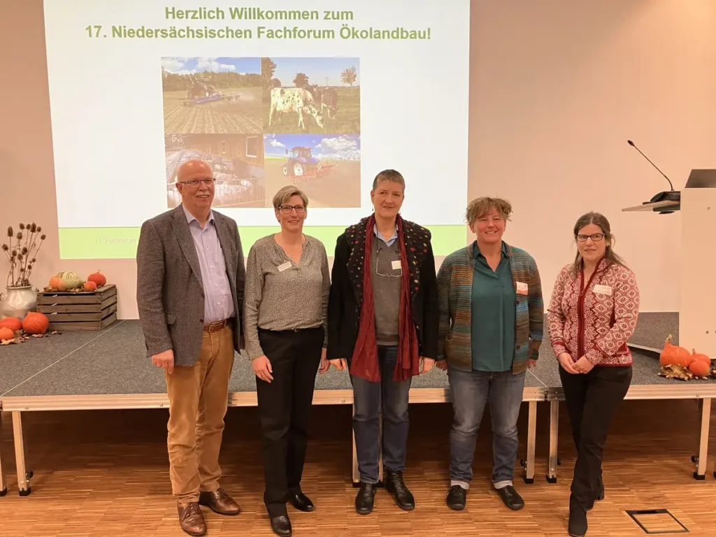 Gerhard Schwetje, LWK-Präsident (von links) und Dr. Alexandra Wichura, Leiterin Fachbereich Ökologischer Landbau, begrüßten die Referentinnen Prof. Maria Finckh, Universität Kassel, Diana Schaack, AMI und Dr. Inken Christoph-Schulz, Thünen-Institut. - © Heiko Borchers