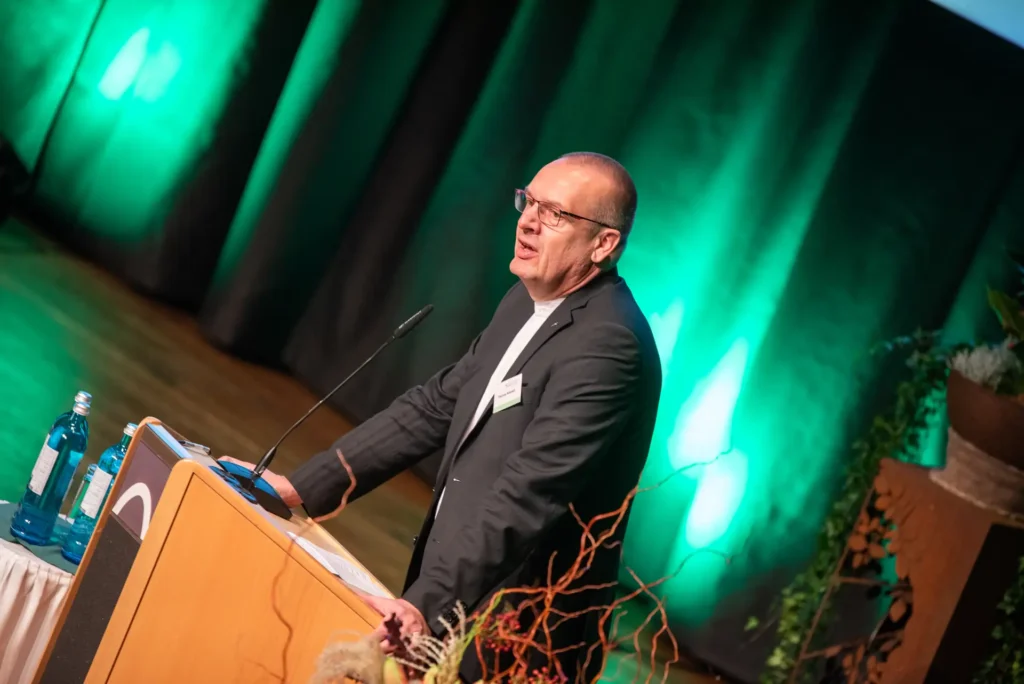 Bischof Thomas Adomeit auf der Kammerversammlung am 21. November 2024. Christopher Hanraets