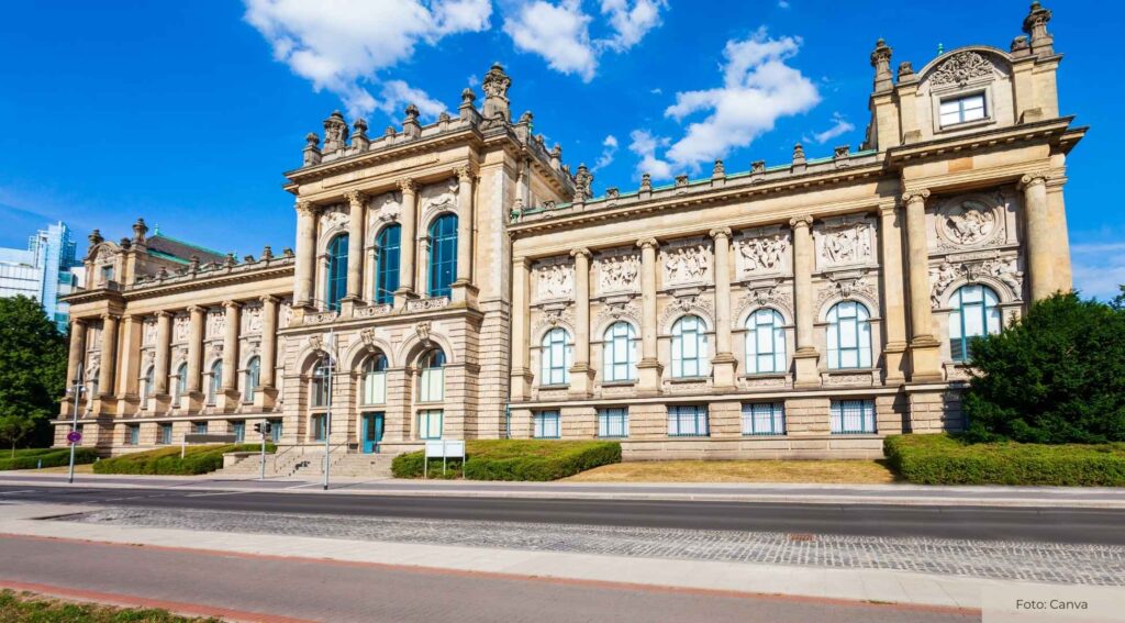 Weihnachtsbaum und Adventskranz erstrahlen