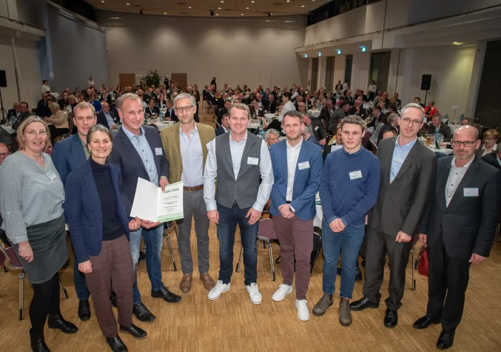 Preisträger Christoph Andreas (2.v.l.), Till Schüler (5.v.r.), Martin Wunram (4.v.r.) und Paul Wellhausen (3.v.r.) vom Ackerbaubetrieb AgrarDiS in Salzhemmendorf mit (v.l.) Vizepräsidentin Dagmar Heyens und Ministerin Miriam Staudte. - © Wolfgang Ehrecke