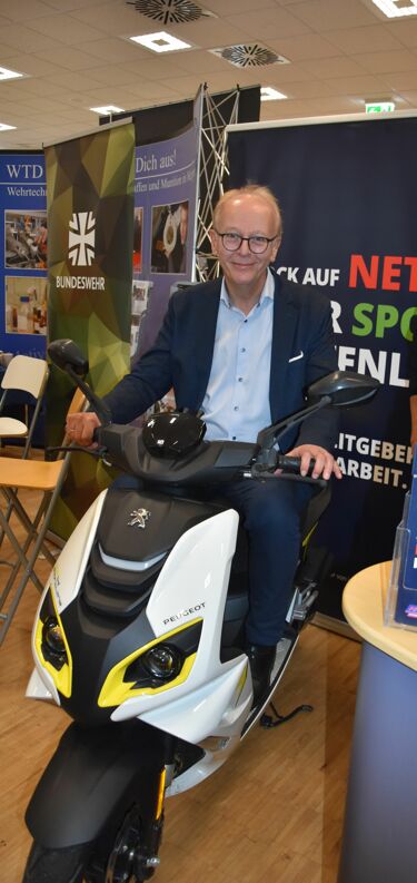 Berufsbilder zum Anfassen – Erster Kreisrat Martin Gerenkamp erkundet die Angebote auf der BIB Emsland in Meppen. (Foto: Landkreis Emsland)