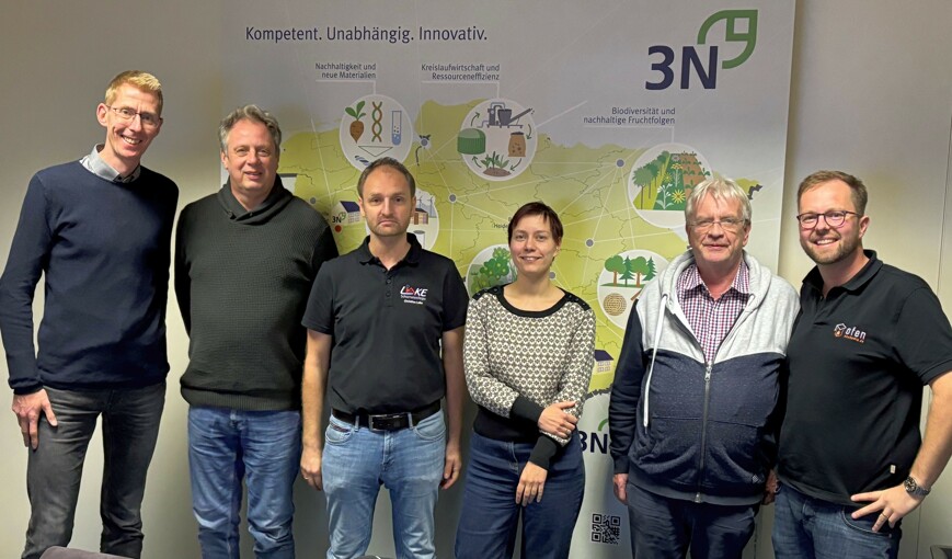 Max Kummrow von der Ofenakademie (r.) und Schornsteinfegermeister Christian Lake (dritter v. l.) mit dem Team vom 3N Kompetenzzentrum (v. r.) Dr. Jan Köbbing, Raimund Schlangen, Frauke Wilkens und Dr. Frank Köster beim erfolgreichen Auftakt in Werlte. (Foto: Landkreis Emsland)