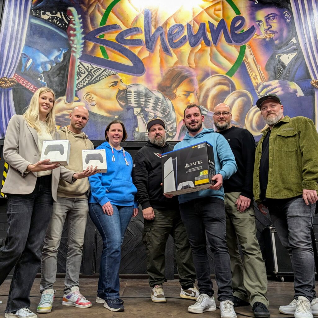 "Veteranen in der Weberei" spenden Spielekonsole an Jugendzentrum Nordhorn