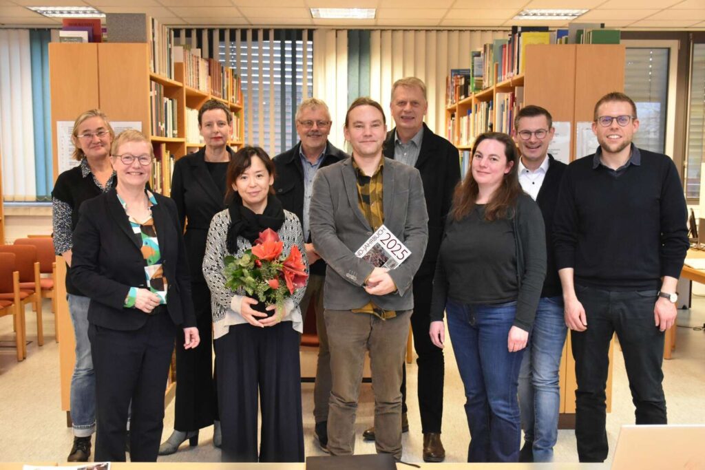 Auswahlgremium und Künstlerduo in der Geschäftsstelle der Emsländischen Landschaft e.V.