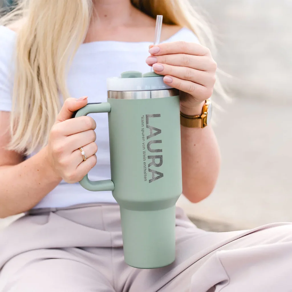 Personalisierbarer Trinkbecher mit Strohhalm und Text