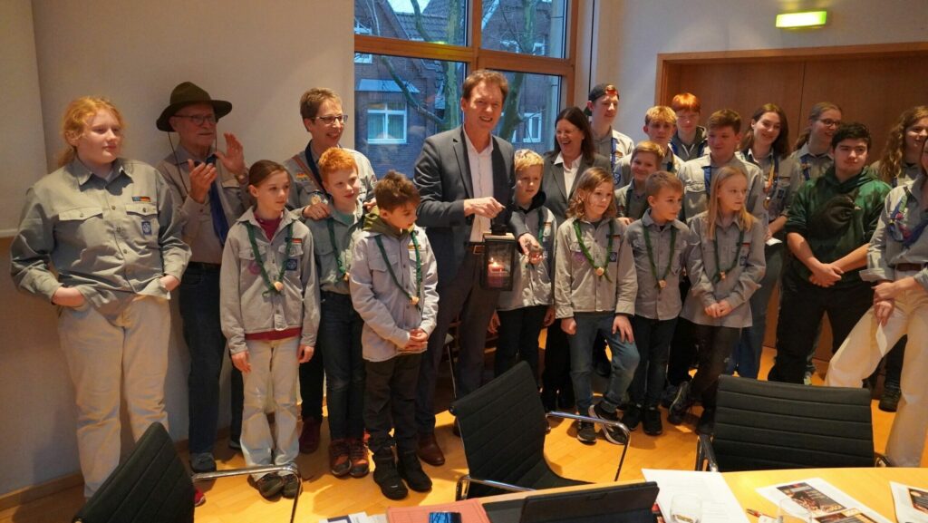 Friedenslicht im Rathaus angekommen