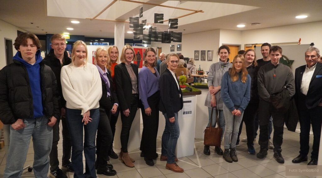 Lingen: Schülerausstellung „Nie wieder ist jetzt“ im Rathaus eröffnet