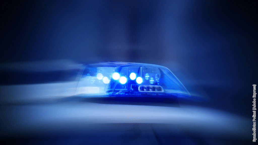 Blaulicht eines Polizeifahrzeugs, das im Dunkeln leuchtet. Symbolfoto für Notfall, Sicherheit und Einsatzfahrzeuge.