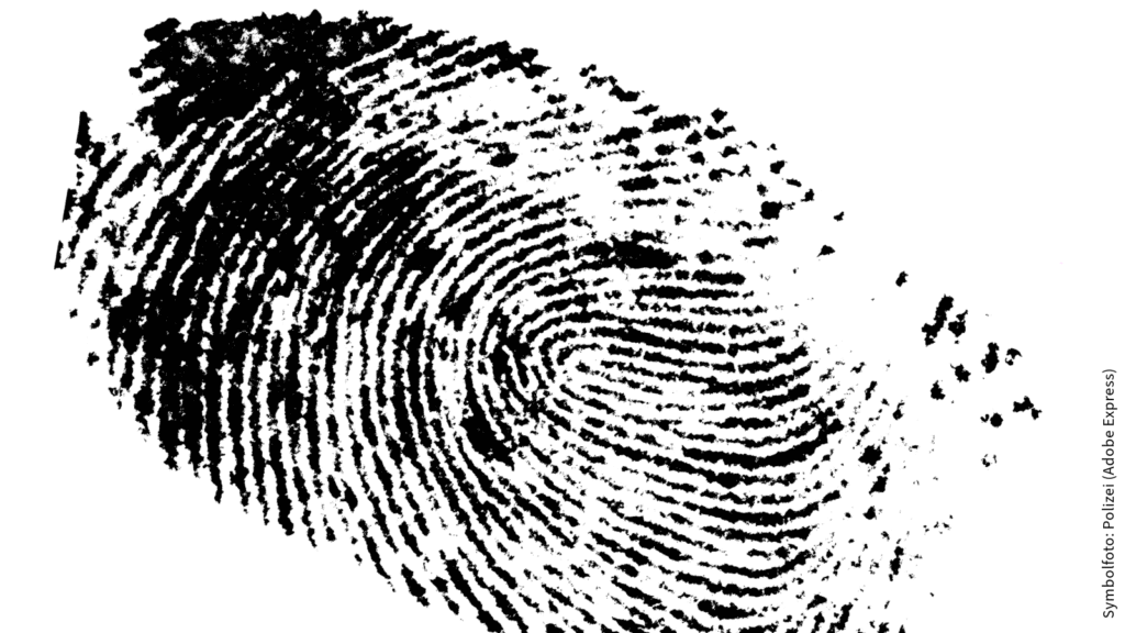Schwarzer Fingerabdruck vor weißem Hintergrund, Detail von kreisförmigen Linien, Symbol für Identifikation und Sicherheit.