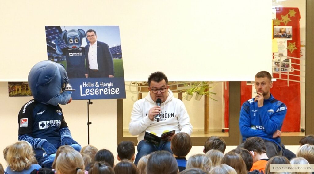 "Hollis und Hornis Lesereise" hält in der Grundschule St. Michael