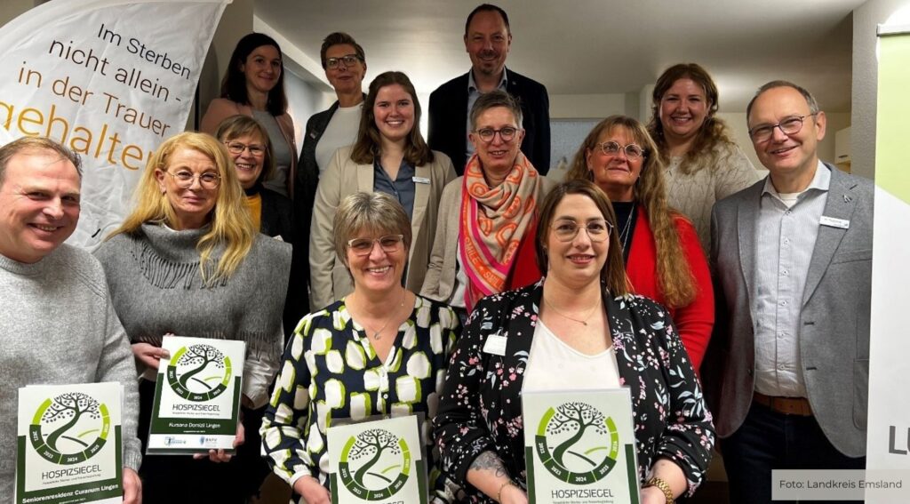 Ausgezeichnete Pflegeeinrichtungen mit dem erstmals vergebenen Hospizsiegel und der Rezertifizierung (Foto: Landkreis Emsland)