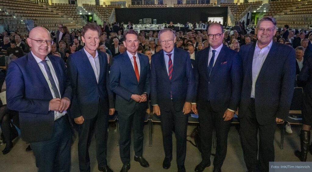 (von links): Uwe Fietzek (Landrat des Landkreises Grafschaft Bentheim), Dieter Krone (Oberbürgermeister der Stadt Lingen), Marco Graf (IHK-Hauptgeschäftsführer), Stephan Weil (Ministerpräsident des Landes Niedersachsen), Uwe Goebel (IHK-Präsident) und Marc-André Burgdorf (Landrat des Landkreises Emsland).