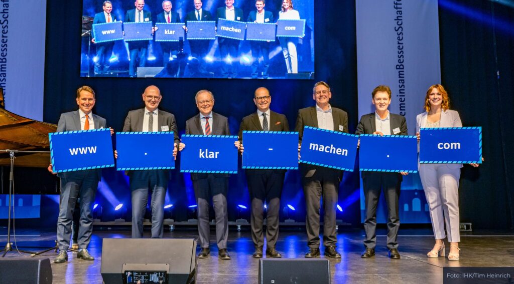 Präsentierten die Standortkampagne „Klar! Machen! für die Wirtschaftsregion Osnabrück-Emsland-Grafschaft Bentheim (von links): IHK-Hauptgeschäftsführer Marco Graf, der Grafschafter Landrat Uwe Fietzek, Ministerpräsident Stephan Weil, IHK-Präsident Uwe Goebel, der emsländische Landrat Marc-André Burgdorf, Lingens Oberbürgermeister Dieter Krone und Moderatorin Anja Muhle.
