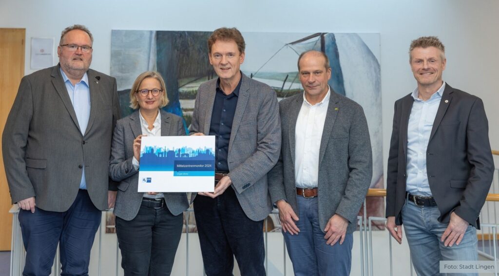 Tauschten sich zum Handelsstandort Lingen aus (von links): Handelsprojektleiter Gerhard Dallmöller und Geschäftsbereichsleiterin Standortentwicklung Anke Schweda (beide IHK), Dieter Krone (Oberbürgermeister der Stadt Lingen), Lothar Schreinemacher (Stadtbaurat Lingen) und Dietmar Lager (Wirtschaftsförderung Lingen). (Bildquelle: IHK/Karl-Heinz Berger).