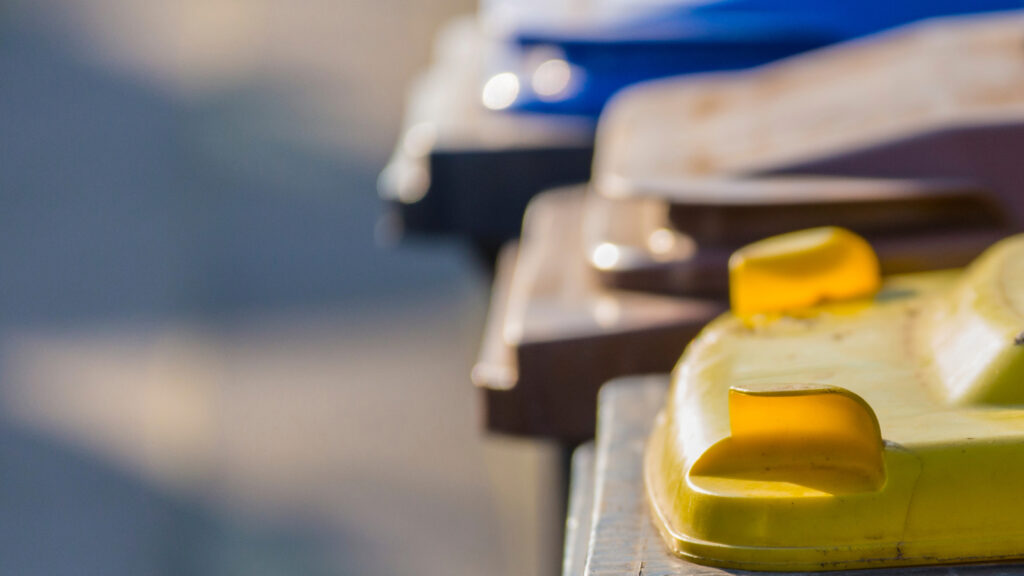 Sachschaden in Langen: Mülltonnen durch Unfall beschädigt