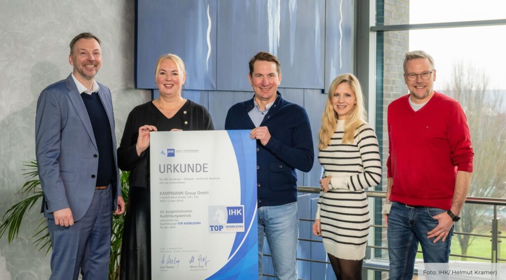 Freuen sich über die erneute Auszeichnung: (v. l.) Hendrik Kampmann, Geschäftsführender Gesellschafter der Kampmann Group GmbH, Personalreferentin Sonja Helming, IHK-Hauptgeschäftsführer Marco Graf, Personalreferentin Tanja Suilmann und Personalleiter Markus Overberg (Foto: IHK/Helmut Kramer).