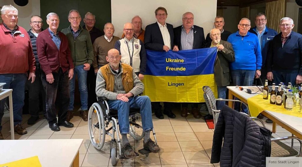 Landrat Marc-André Burgdorf (7. v. r.) war am Jahresanfang im DRK-Heim in Elbergen bei einem Treffen des Freundeskreises der Ukrainefahrer zu Gast.