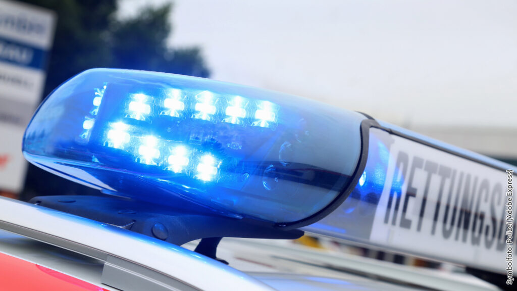 Blaulicht auf einem Rettungsfahrzeug, Nahaufnahme, leuchtend, im Einsatz, Notfall, Sicherheit, Rettungseinsatz, Krankenwagen.