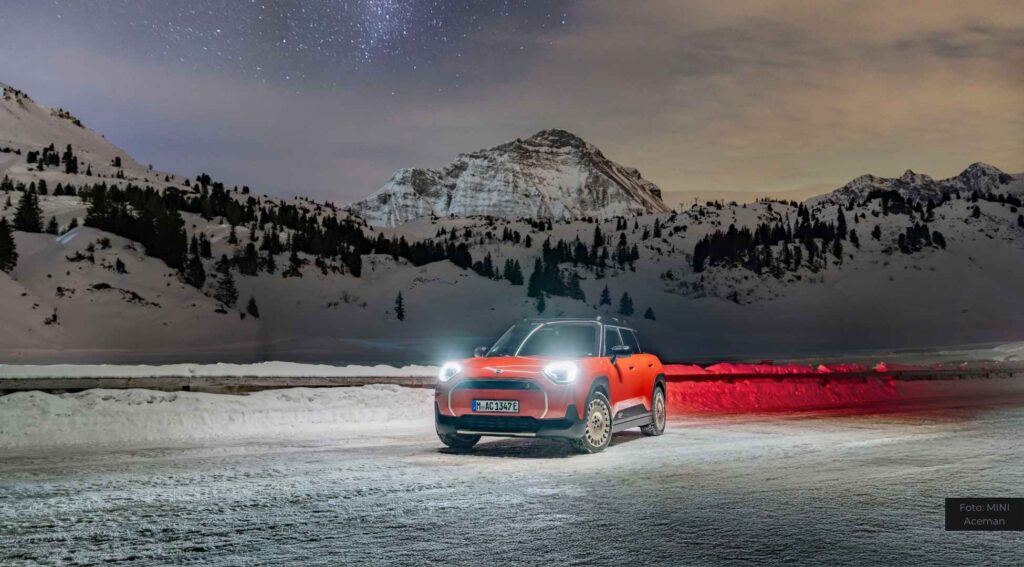 CO2-Emissionen & Verbrauch: MINI Aceman SE (WLTP kombiniert: Energieverbrauch: 14,8-14,0 kWh/100 km; CO2 Emissionen 0 g/km; CO2-Klasse: A)