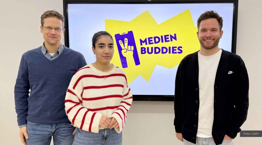 Medienbuddies-Team im LWH Michael Brendel (Studienleiter), Adeela Haidari (FSJ Politik) und Nils Thieben (Studienleiter) (v.l.n.r.).