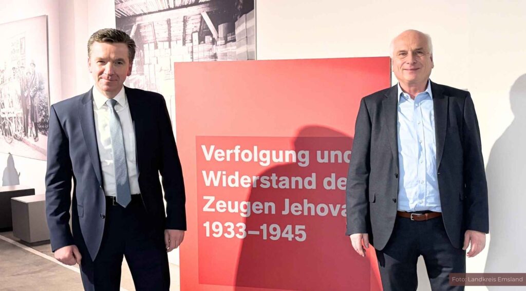 Michael Tsifidaris Sprecher der Zeugen Jehovas in Norddeutschland, rechts: Christoph Wilker Kurator der Ausstellung