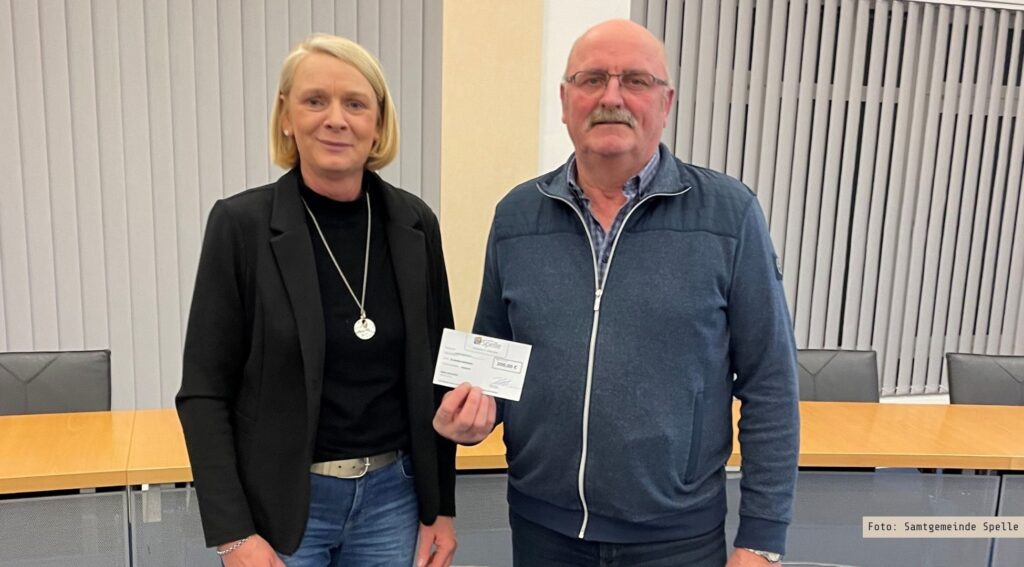 Im Zuge der Sitzung des Sozialausschusses übergab Ausschussvorsitzende Ulrike Berger (links) eine Prämierung für vorbildliche Pflege der Spielplätze an die Anwohner der Straße Konrad-Adenauer-Ring (nicht im Bild) sowie an die Anwohner der Habichtstraße, vertreten durch Helmut Stegemann.