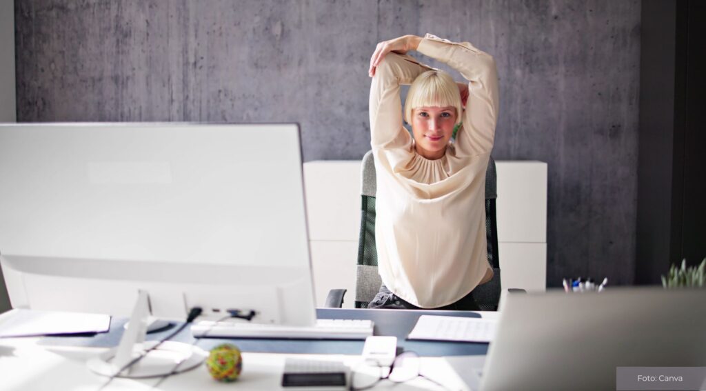 Dehn- und Streckübungen in den Arbeitsalltag einbauen