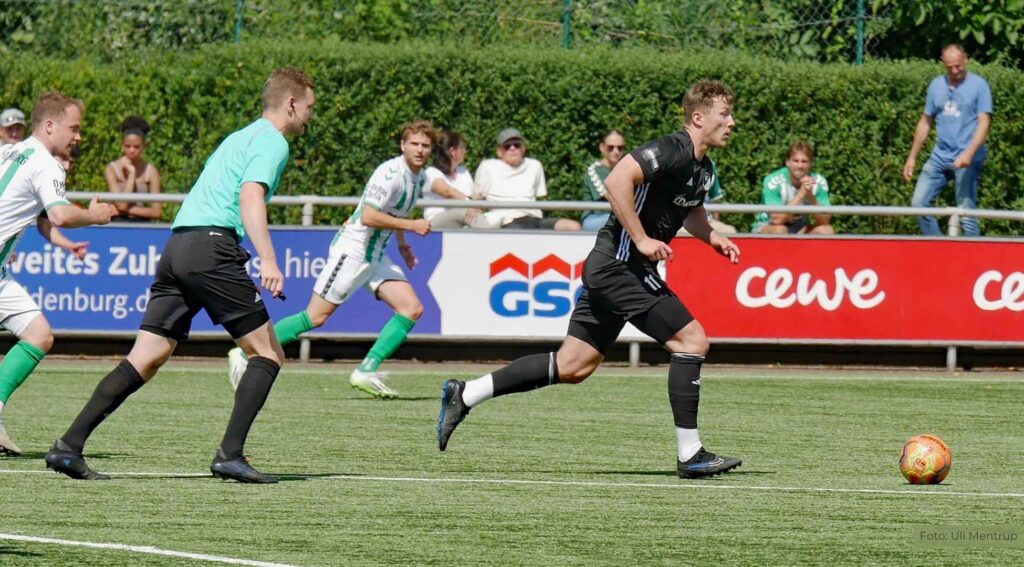Szene aus dem Spiel beim VfL Oldenburg mit Elias Strotmann (r.)