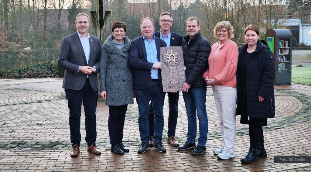 Übergabe der Anerkennungstafel in Lünne (v.l.n.r.: Samtgemeindebürgermeister Matthias Sils, Agnes Berger (Dorfmoderatorin), Bürgermeister Norbert Hüsing, Stv. Gemeindedirektor Stefan Sändker, Ralf Wellmer (LK Emsland), Magdalena Wilmes (Dorfmoderatorin) und Jessica Schoemaker (Samtgemeinde Spelle))