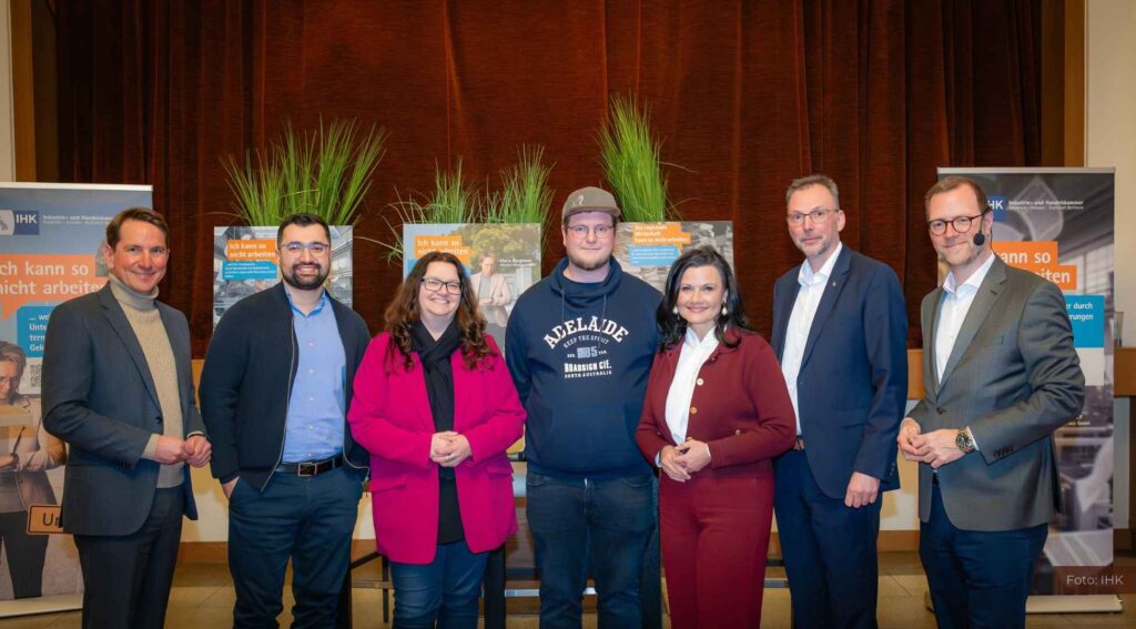 (v.l.): Kamen auf Einladung der IHK zur Podiumsdiskussion in Sögel zusammen: IHK-Hauptgeschäftsführer Marco Graf, Asi Ferhat, Anja Troff-Schaffarzyk, Michel Rolandi, Gitta Connemann, Hendrik Kampmann und Moderator Martin Brüning. (Fotoquelle: IHK/Helmut Kramer)