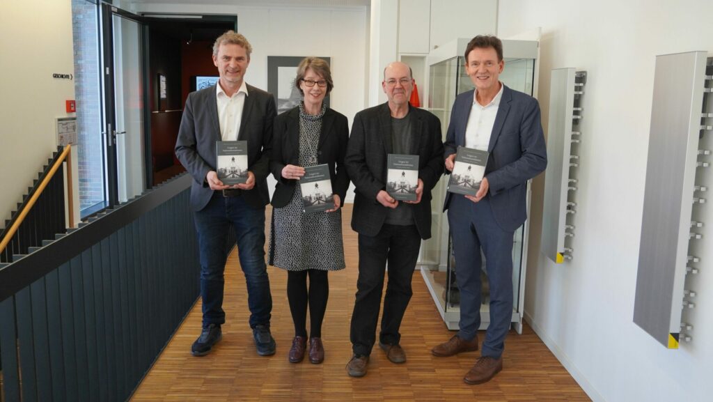Peter Altmeppen, stellvertretender Vorsitzender des Kulturausschusses, Stadtkämmerin und Kulturdezernentin Monika Schwegmann, Herausgeber Prof. Dr. Dietmar von Reeken und Oberbürgermeister Dieter Krone präsentieren das Buch "Lingen im Nationalsozialismus".
