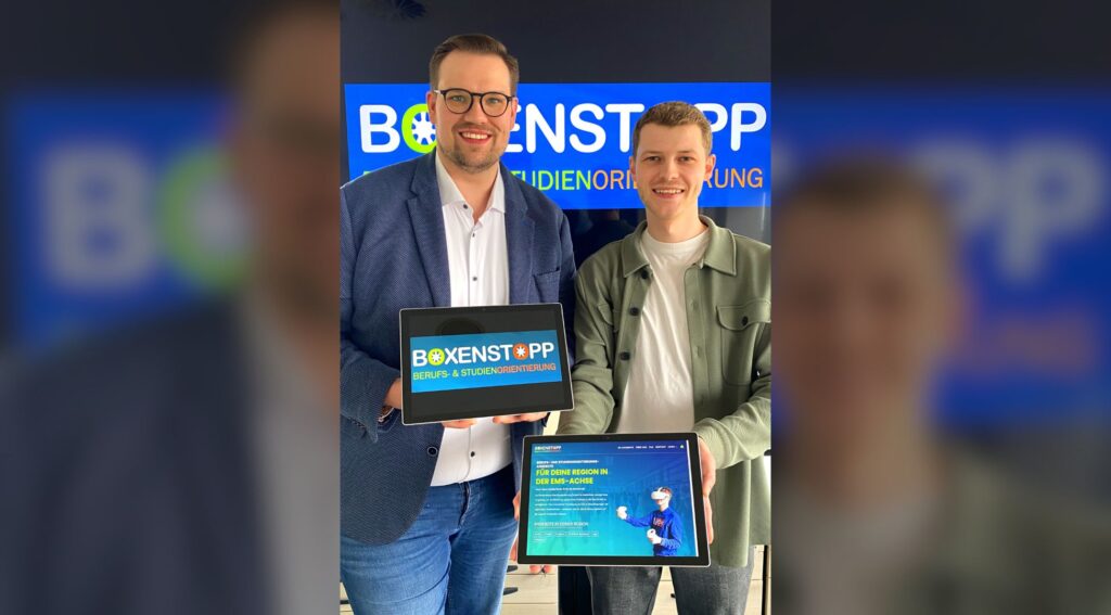 Fabian Rode (links) und Nico Emken (rechts), beide Projektmanager der Wachstumsregion Ems-Achse e.V., präsentieren die partnerübergreifende BO-Buchungsplattform BOXENSTOPP-Berufsorientierung. Foto: Wachstumsregion Ems-Achse