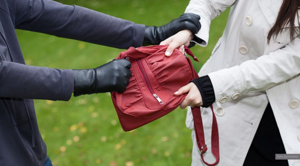 Zeugen nach Diebstahl einer Handtasche gesucht
