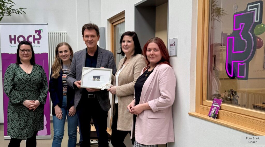 Oberbürgermeister Dieter Krone und Caroline Ohmann von der Wirtschaftsförderung der Stadt Lingen (2.v.l.) gratulieren den Gründerinnen Elena Wels (links), Jasmin Schotte (2.v.r.) und Annina Volk (rechts) herzlich zur Neueröffnung von HOCH³.