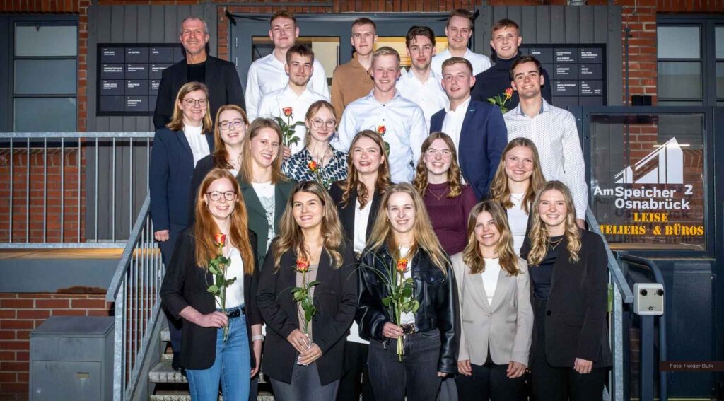 Duales Studium in Osnabrück erfolgreich abgeschlossen: 21 Absolventinnen und Absolventen feiern ihren Bachelor
