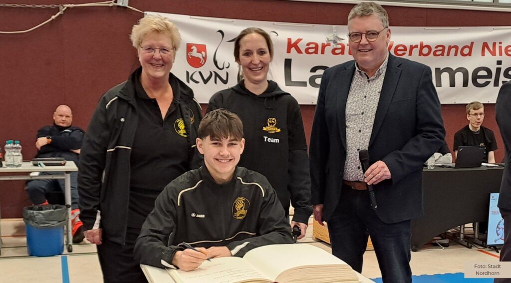 Nordhorner Karate-Europameister verewigt sich im Goldenen Buch der Stadt