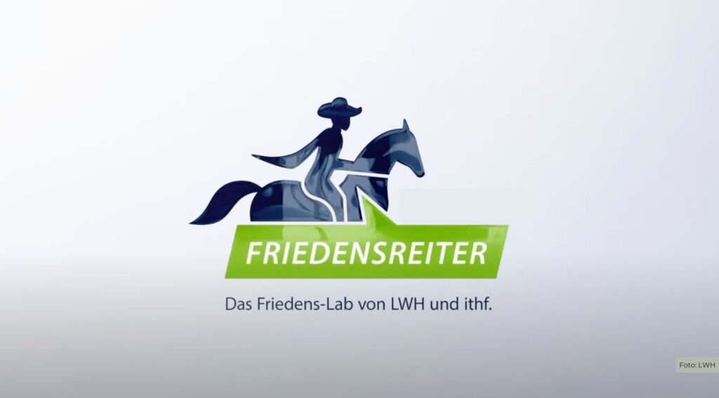 Logo von Friedensreiter: stilisierte Person auf Pferd mit Text Friedensreiter, das Friedens-Lab von LWH und ithf.