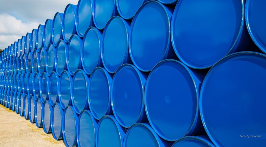 Einsatz wegen auslaufendem Öl oder Benzin aus Schiff