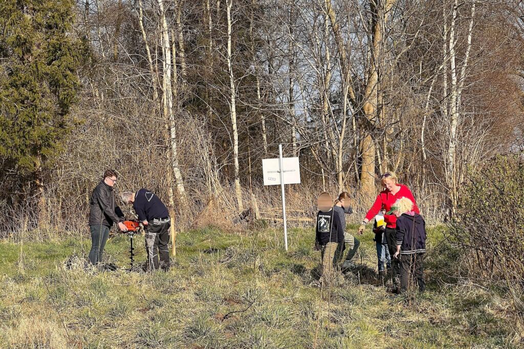 NABU-Jugend pflanzt Wildsträucherhecke am Campingplatz in Werlte