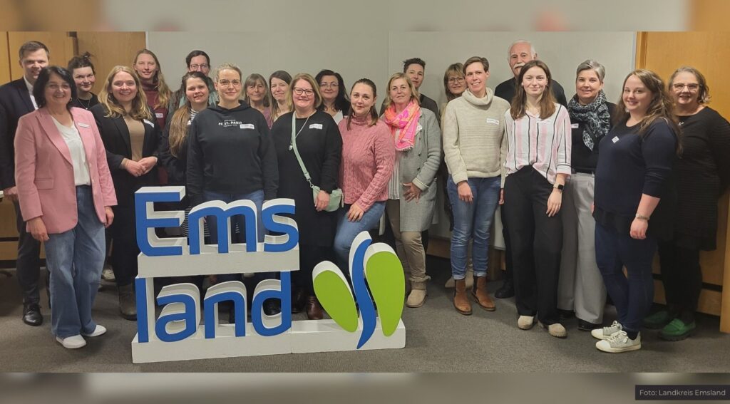 Die am Mentoring-Programm „Frau.Macht.Demokratie.“ teilnehmenden zwölf Tandems kamen zu einem ersten Treffen im Meppener Kreishaus zusammen. (Foto: Landkreis Emsland)