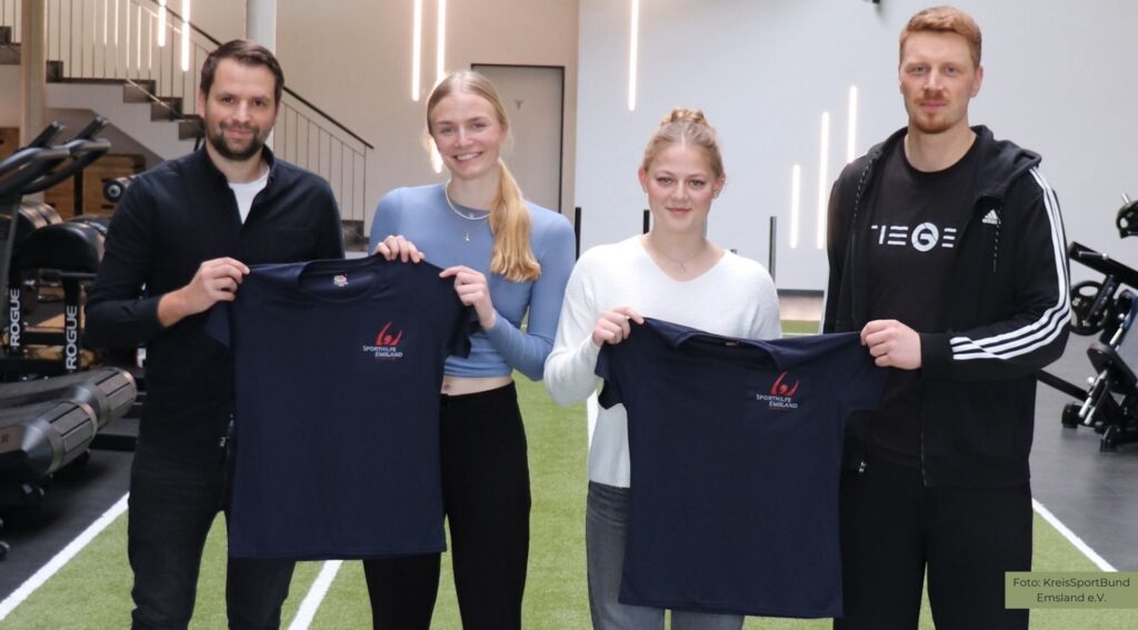 v.l. Patrick Vehring (Sporthilfe Emsland), Laura Vehns & Finja Kruthoff (SV Concordia Emsbüren) sowie Henning Humbert (TIEGELGYM) beim gemeinsamen Termin in Emsbüren.