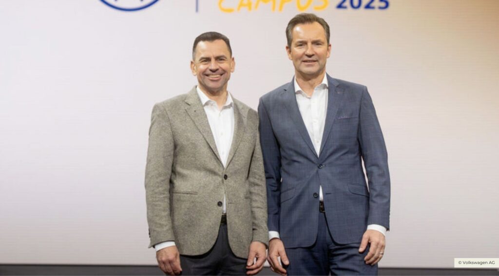 Volkswagen Vertriebsvorstand Martin Sander und CEO Thomas Schäfer (von links) begrüßen 11.000 Händler bei der Brand Experience in Düsseldorf.