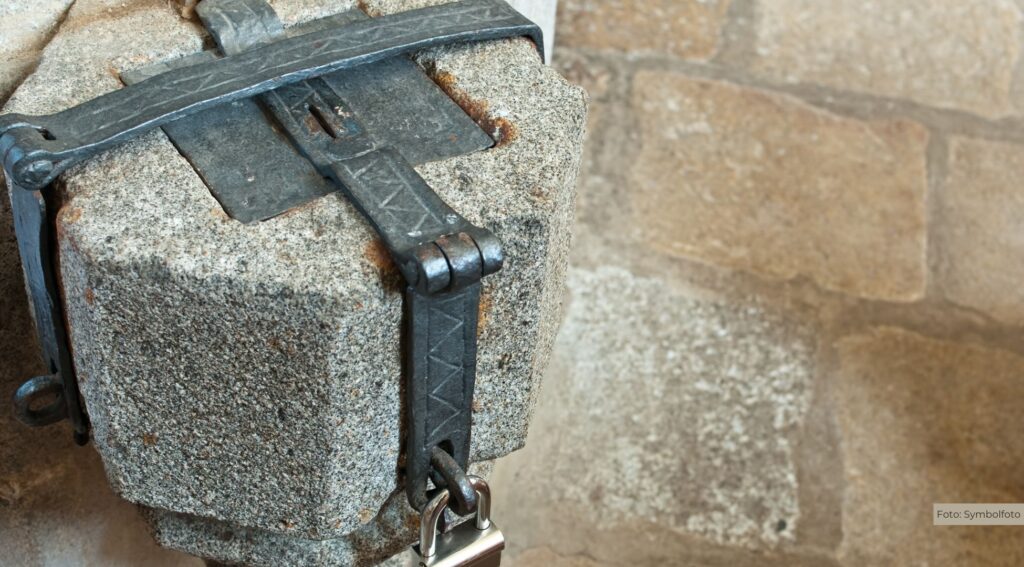 Unbekannte brechen Opferstöcke in Kirche auf