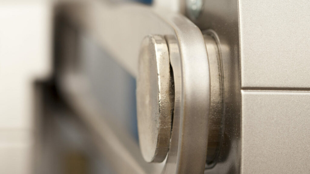 Nahaufnahme einer metallischen Türangel zeigt Präzision und Haltbarkeit. Ideal für moderne Türbeschläge.